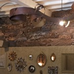 Mur écorce de liège, lustre acier rouillé et doré - restaurant Ségoufielle (32)