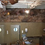 Mur écorce de liège, lustre acier rouillé et doré - restaurant Ségoufielle (32)