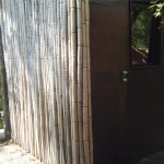 Salle de bain annexe sur pilotis dans la bambouseraie